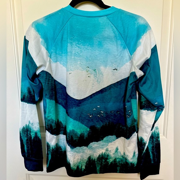 Lightweight sweatshirt/long sleeve with mountains and birds - Picture 2 of 4